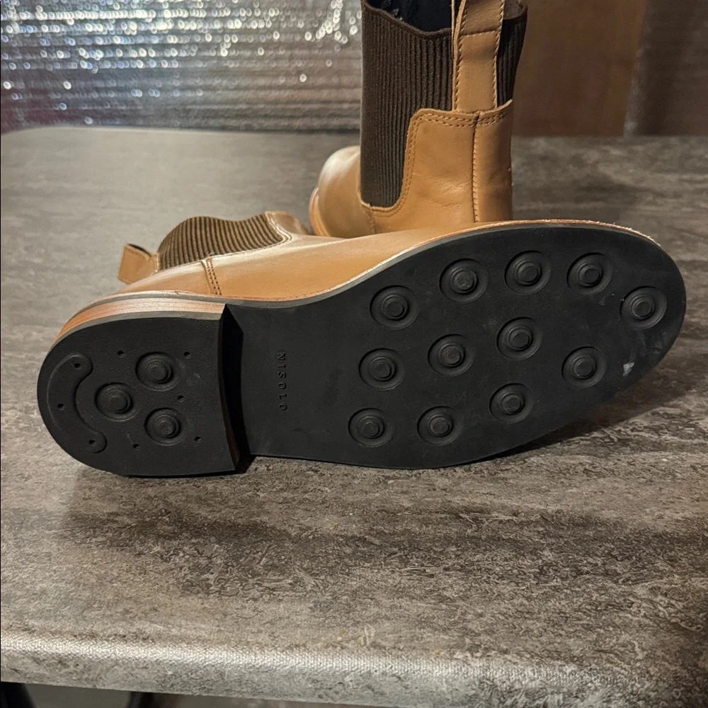 NISOLO Carmen Chelsea Boot 2.0
4.8 Almond Tan Chelsea Boots - Picture 6 of 7